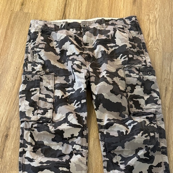 Men's Levi Grey Camouflage Cargo Pants - Picture 2 of 6